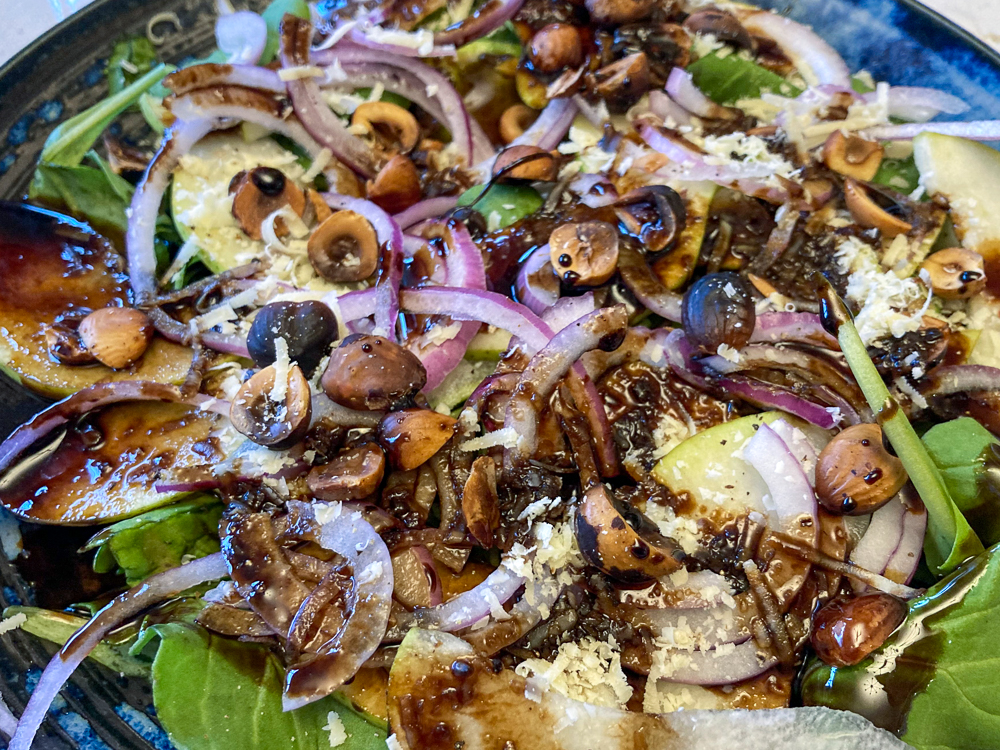 Rocket and pear salad with roasted hazelnuts